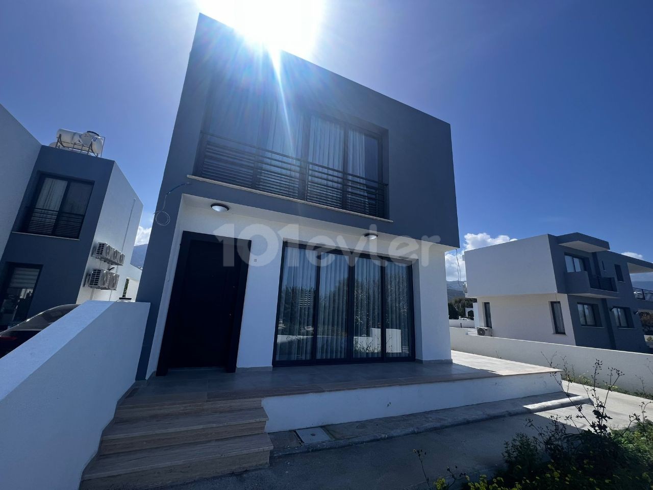 Kıbrıs - Girne - Edremit'de Kiralık Denize Yakın Ultra Lüks 3+1 Havuzlu Villa