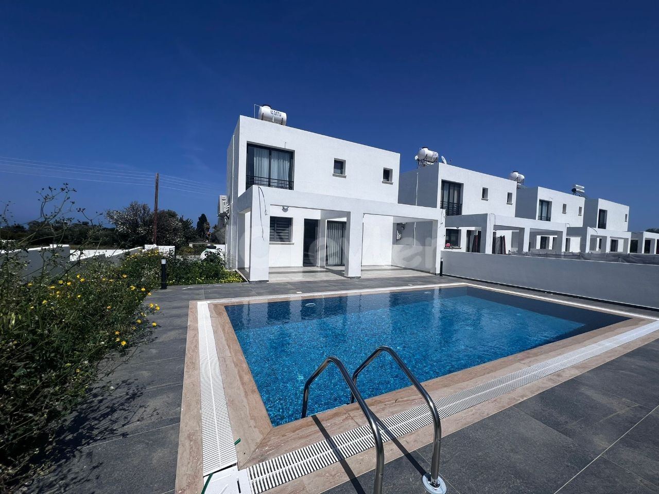 Kıbrıs - Girne - Edremit'de Kiralık Denize Yakın Ultra Lüks 3+1 Havuzlu Villa