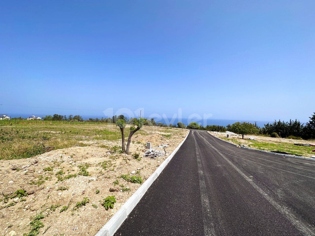 BEREITE PARZELLEN ZUM VERKAUF ÜBER DEM STRAND IN ESENTEPE / INFRASTRUKTUR IST BEREIT UND ASPHALT IST AUFGESCHÜTTET / JEDES GRUNDSTÜCK SEPARATE URKUNDE / 700 m ZUM MEER !!!