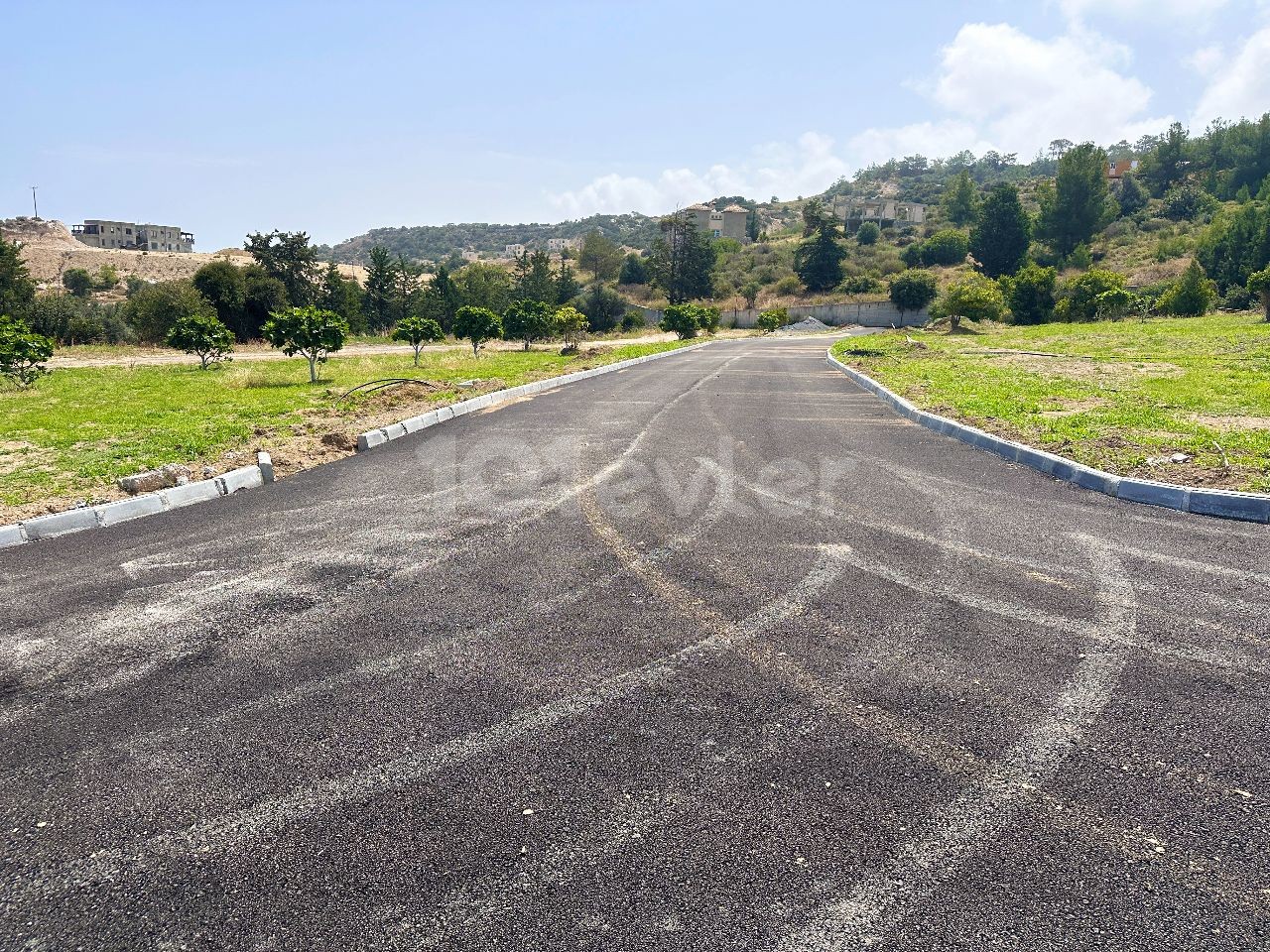 BEREITE PARZELLEN ZUM VERKAUF ÜBER DEM STRAND IN ESENTEPE / INFRASTRUKTUR IST BEREIT UND ASPHALT IST AUFGESCHÜTTET / JEDES GRUNDSTÜCK SEPARATE URKUNDE / 700 m ZUM MEER !!!