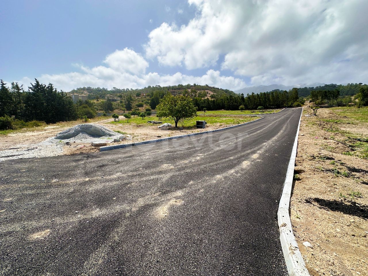 BEREITE PARZELLEN ZUM VERKAUF ÜBER DEM STRAND IN ESENTEPE / INFRASTRUKTUR IST BEREIT UND ASPHALT IST AUFGESCHÜTTET / JEDES GRUNDSTÜCK SEPARATE URKUNDE / 700 m ZUM MEER !!!