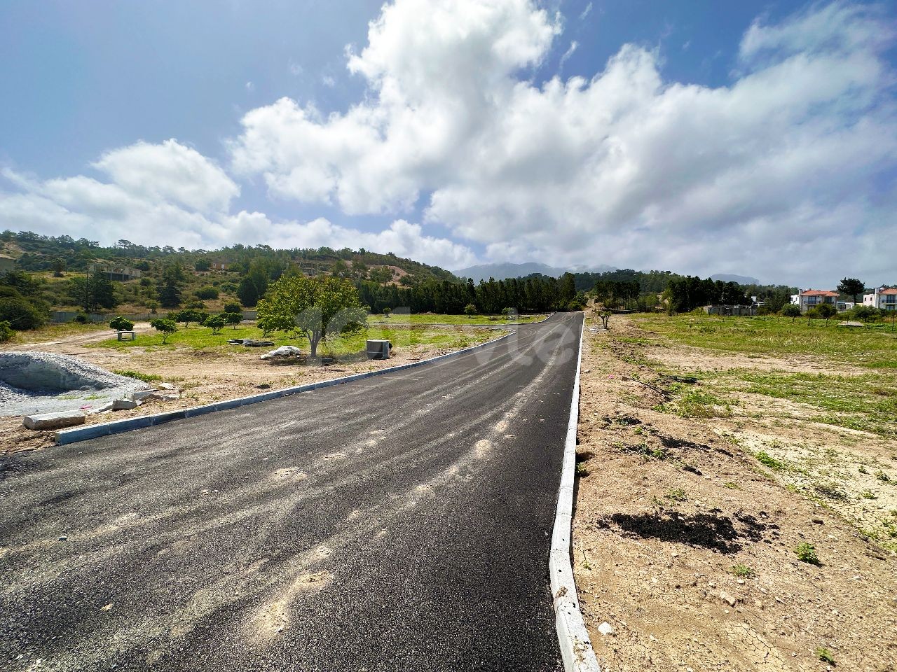 BEREITE PARZELLEN ZUM VERKAUF ÜBER DEM STRAND IN ESENTEPE / INFRASTRUKTUR IST BEREIT UND ASPHALT IST AUFGESCHÜTTET / JEDES GRUNDSTÜCK SEPARATE URKUNDE / 700 m ZUM MEER !!!