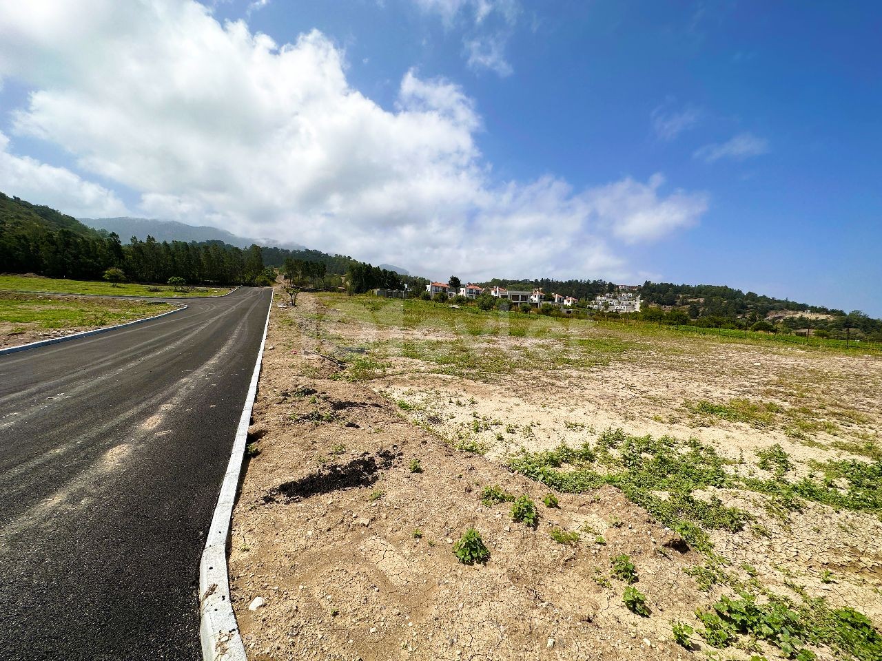 BEREITE PARZELLEN ZUM VERKAUF ÜBER DEM STRAND IN ESENTEPE / INFRASTRUKTUR IST BEREIT UND ASPHALT IST AUFGESCHÜTTET / JEDES GRUNDSTÜCK SEPARATE URKUNDE / 700 m ZUM MEER !!!