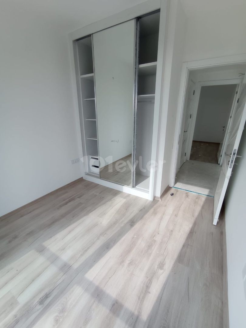 Letzte 2+1 geräumige Wohnung zum Verkauf in der Nähe von Eyva Kreis von Yeniboğaziçi 