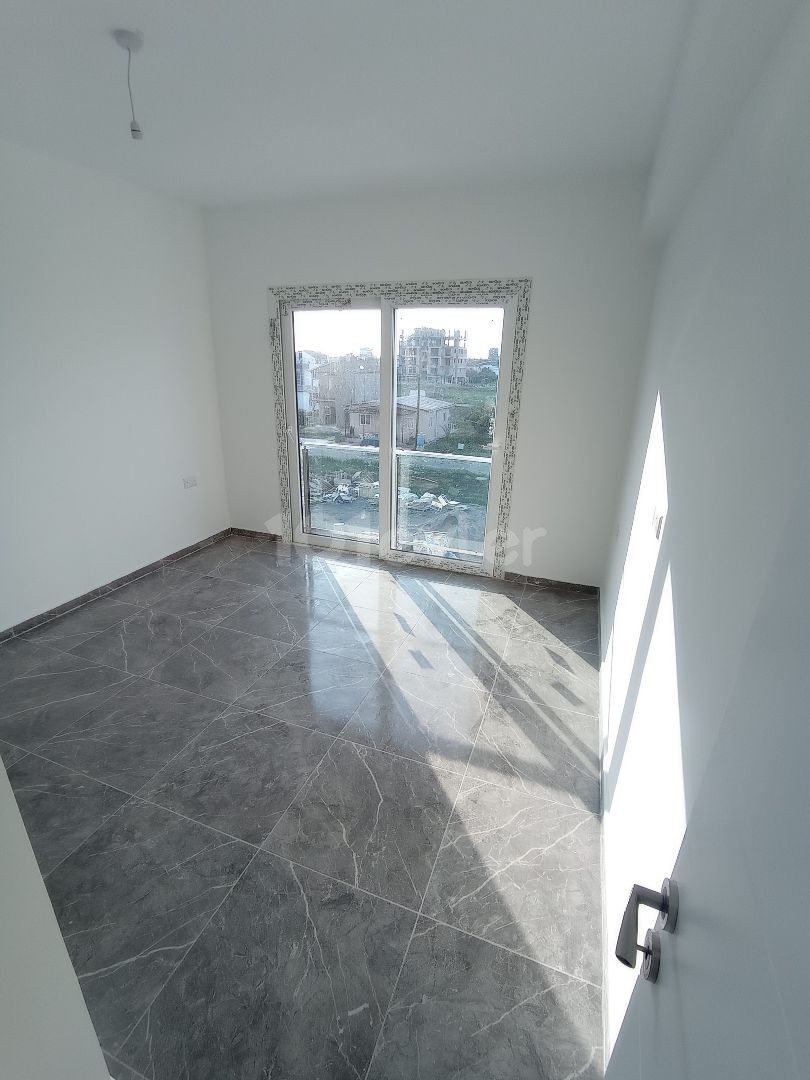 2+1 (90m2) geräumige neue Wohnung in Yeniboğaziçi