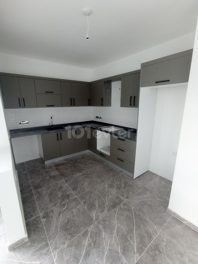 2+1 (90m2) geräumige neue Wohnung in Yeniboğaziçi