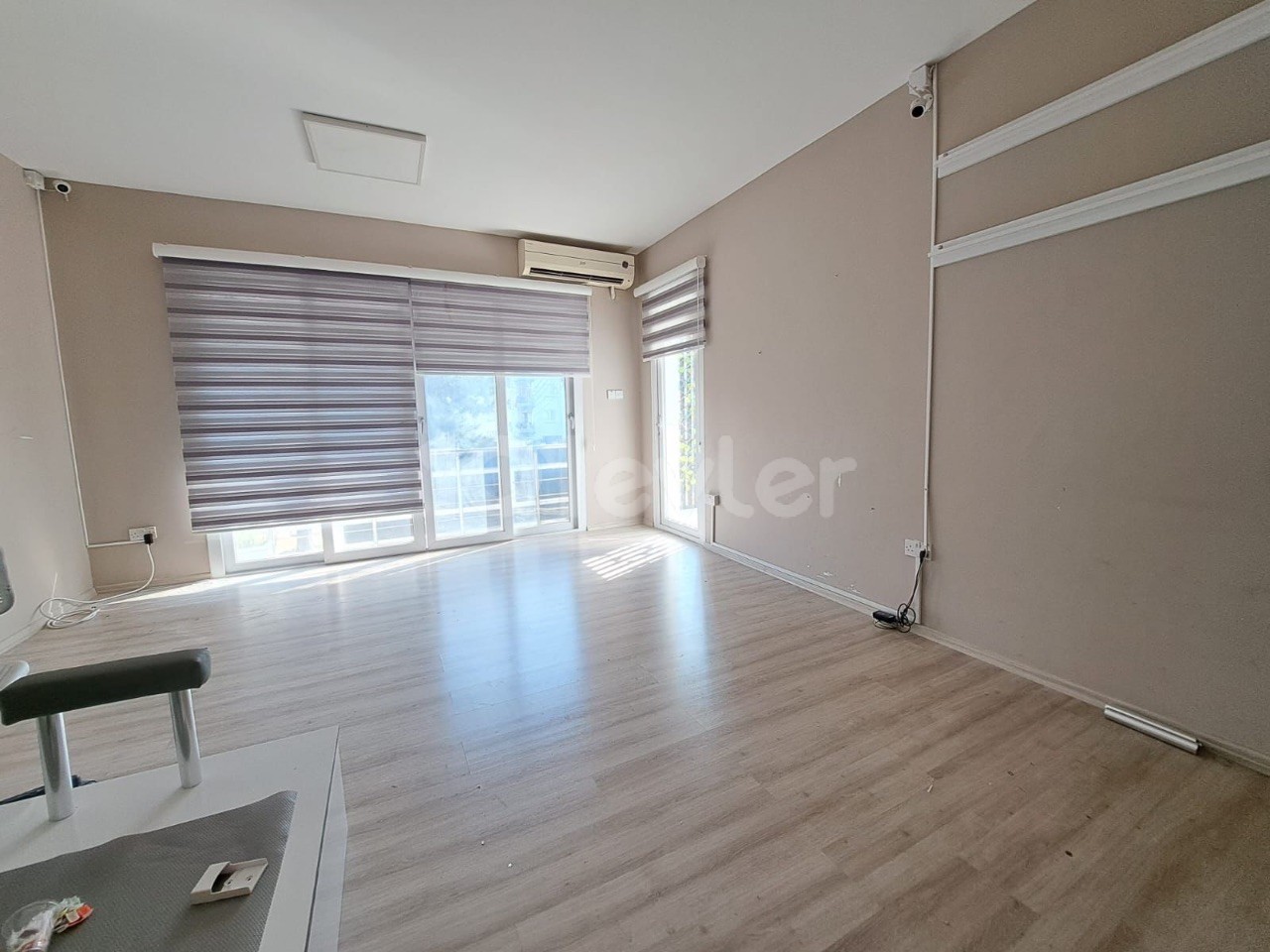 4+1 APARTMENT WITH COMMERCIAL PERMIT FOR RENT IN WALKING DISTANCE TO GIRNE PARK AVM!!