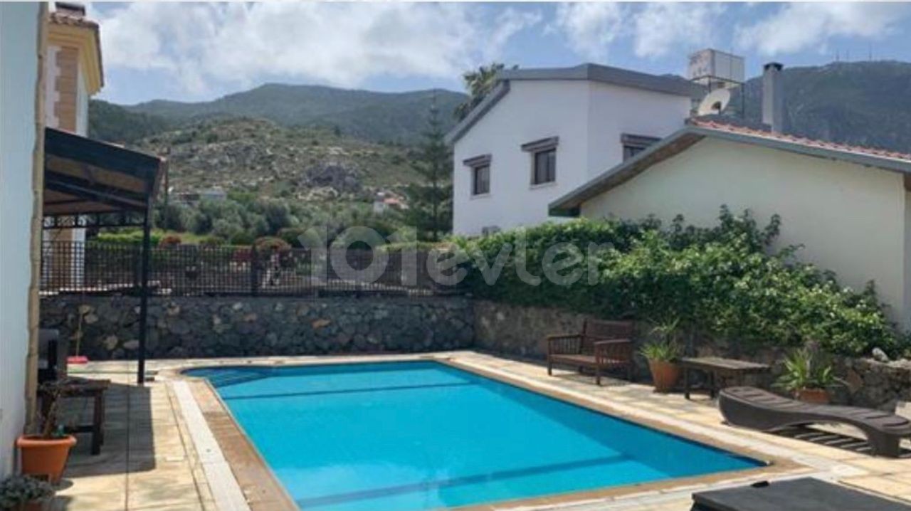 141m², 3+1 Villa in Alsancak, Kyrenia, private pool, terrace, lounge with fireplace, large garden, air-conditioned, warehouse, mountain view.