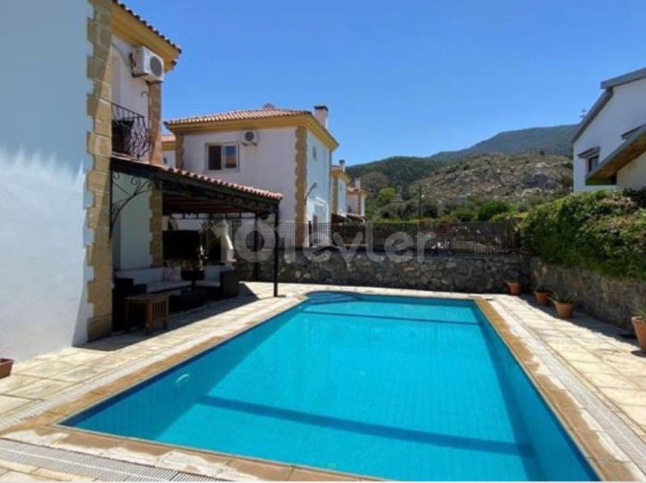 141 м², вилла 3+1 в Алсанджаке, Кирения, частный бассейн, терраса, гостиная с камином, большой сад, кондиционер, склад, вид на горы.