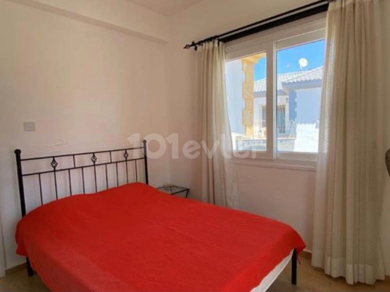 Girne Alsancak'ta ,Satılık 3+1 Villa, (Özel Havuz, Teras, Şömineli Salon, Geniş Bahçe, Dağ manzarası.)