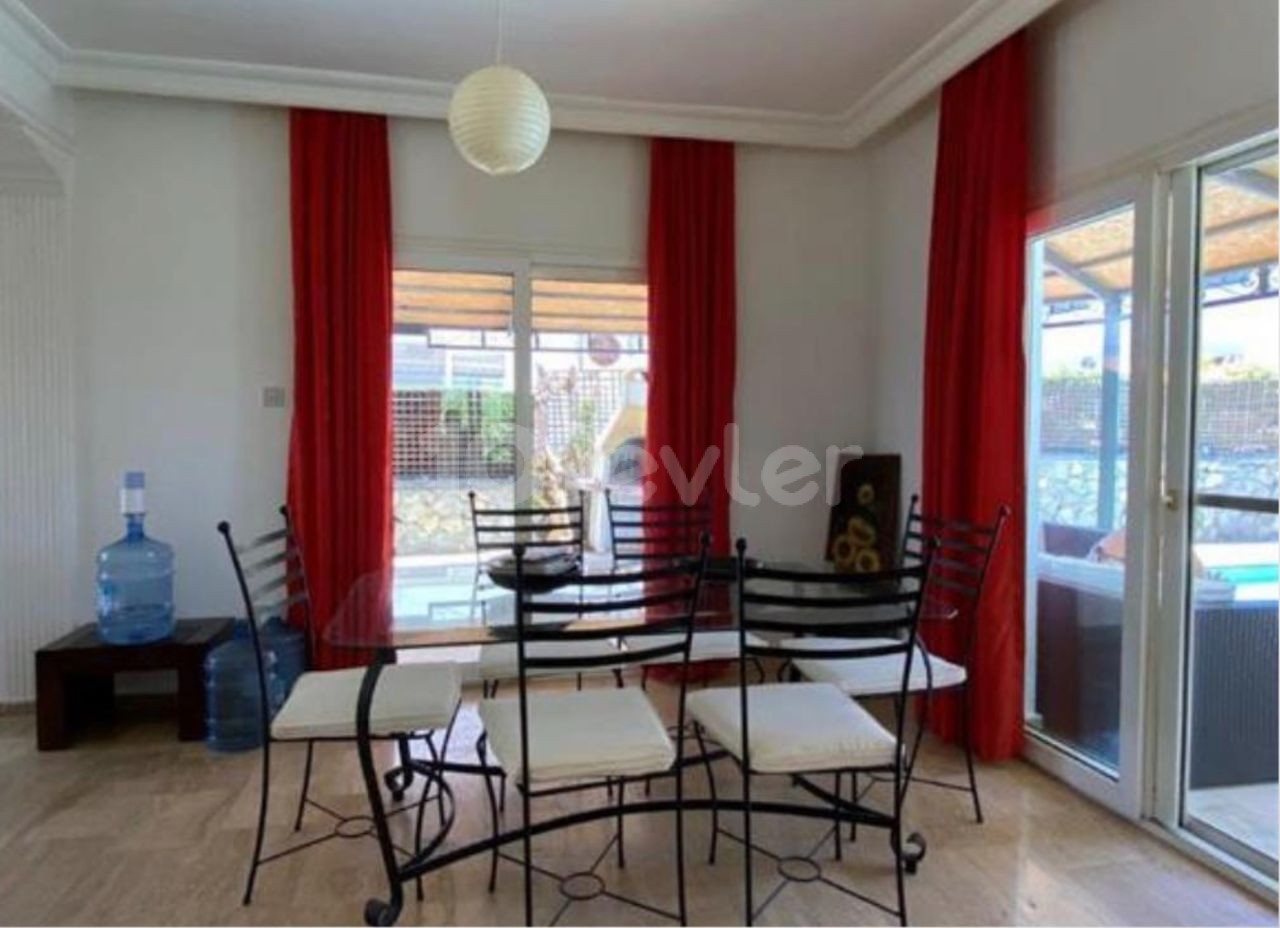 141m², 3+1 Villa in Alsancak, Kyrenia, privater Pool, Terrasse, Wohnzimmer mit Kamin, großer Garten, klimatisiert, Lagerhaus, Bergblick.