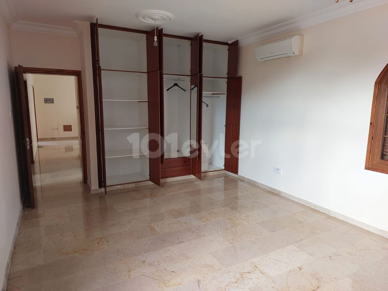 Girne, Alsancak da 4+2 Büyük Bahçeli Kiralık Villa