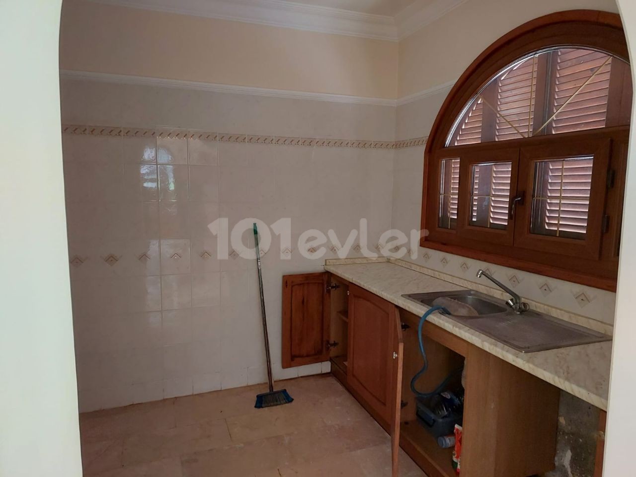 Girne, Alsancak da 4+2 Büyük Bahçeli Kiralık Villa