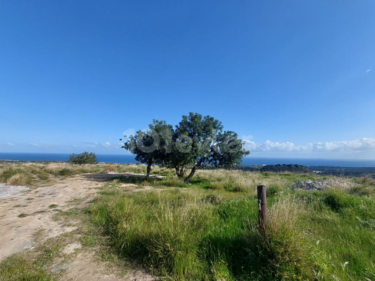 Girne, Arapköy'de Muhteşem Manzaralı satılık arsalar. Продаются земельные участки с великолепным видом в районе Арапкой Гирне.