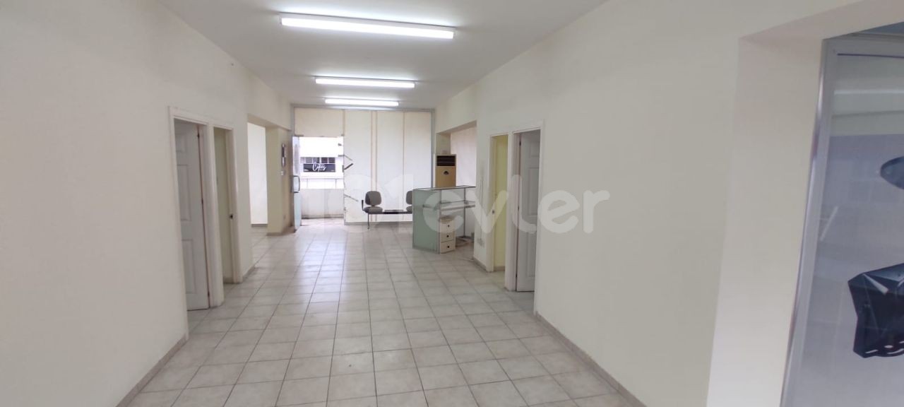 LEFKOSA METROPOL YOLU UZERI TURK MALI. 135 M2  LEFKONUKLU IS HANI 1. KAT OFIS/SHOWROOM OLARAK KULLANIMA UYGUN  TICARI EMLAK