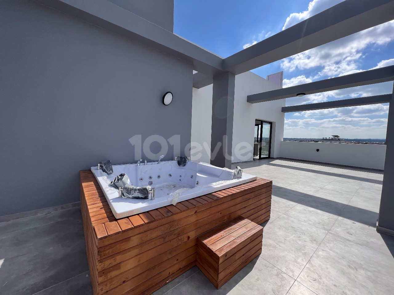 PENTHAUS DELUXE MIT GROSSEM BALKON, JACUZZI IN LEFKOŞA/GÖNYELI 