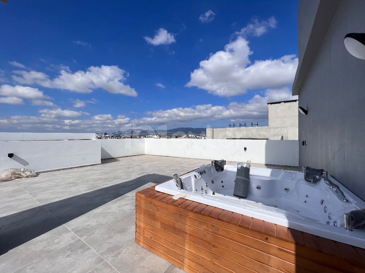 DELUXE PENTHAUS WITH LARGE BALCONIES AND JACUZZI IN LEFKOŞA/GÖNYELI 