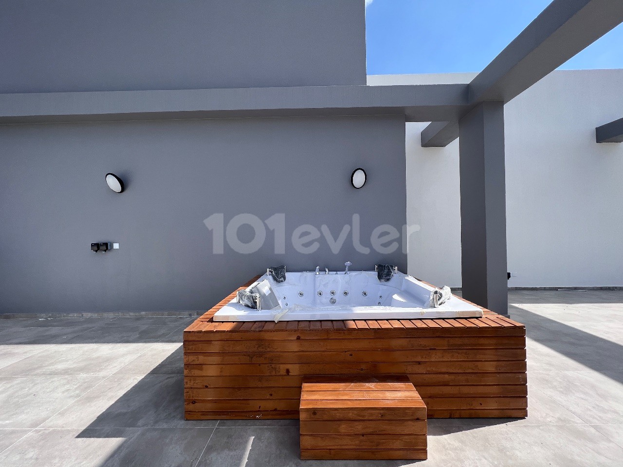 PENTHAUS DELUXE MIT GROSSEM BALKON, JACUZZI IN LEFKOŞA/GÖNYELI 