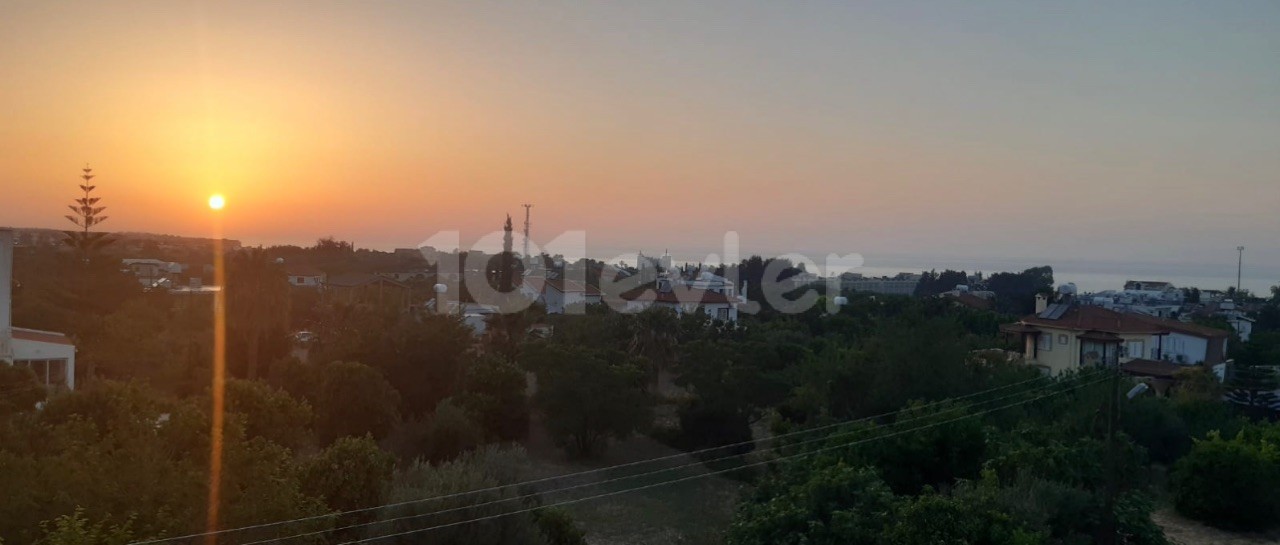 EBENERDIGE 2+1 MÖBLIERTE WOHNUNG MIT BERG- UND MEERBLICK IN DER REGION GUINEA / LAPTA