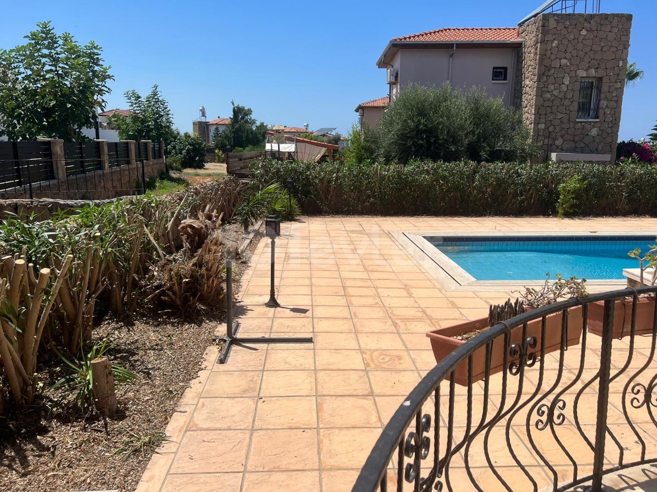 VILLA ZUM VERKAUF IN FRIEDLICHER UND RUHIGER LAGE MIT MEERBLICK POOL IN DER NÄHE DES GİRNE ELEXUS HOTELS 