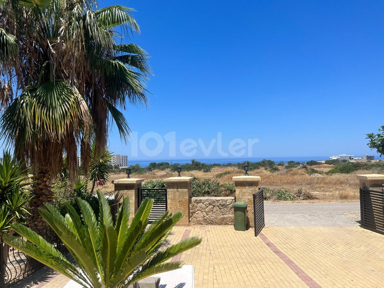 VILLA ZUM VERKAUF IN FRIEDLICHER UND RUHIGER LAGE MIT MEERBLICK POOL IN DER NÄHE DES GİRNE ELEXUS HOTELS 