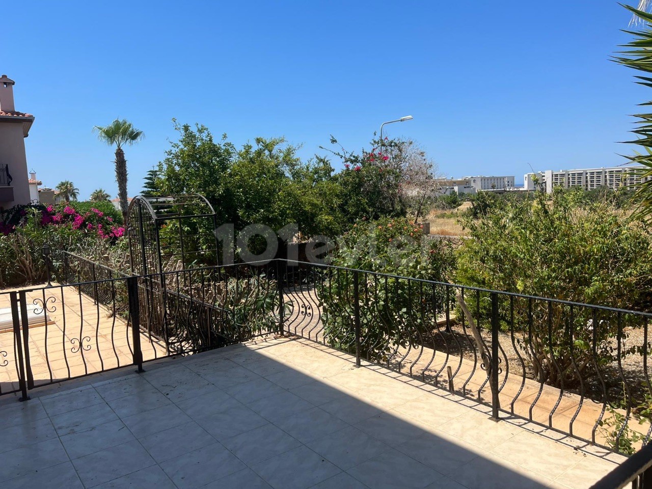 VILLA ZUM VERKAUF IN FRIEDLICHER UND RUHIGER LAGE MIT MEERBLICK POOL IN DER NÄHE DES GİRNE ELEXUS HOTELS 