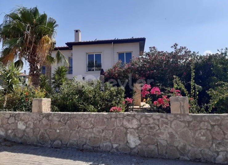 VILLA ZUM VERKAUF IN FRIEDLICHER UND RUHIGER LAGE MIT MEERBLICK POOL IN DER NÄHE DES GİRNE ELEXUS HOTELS 