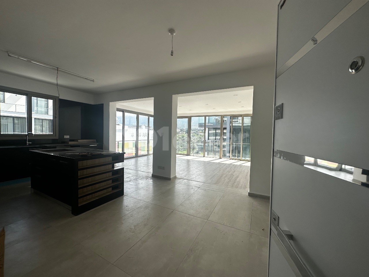 130 m2 LUXURY APARTMENT WITH WIDE ROOMS WITH MOUNTAIN AND SEA VIEWS IN CENTER OF GIRNE