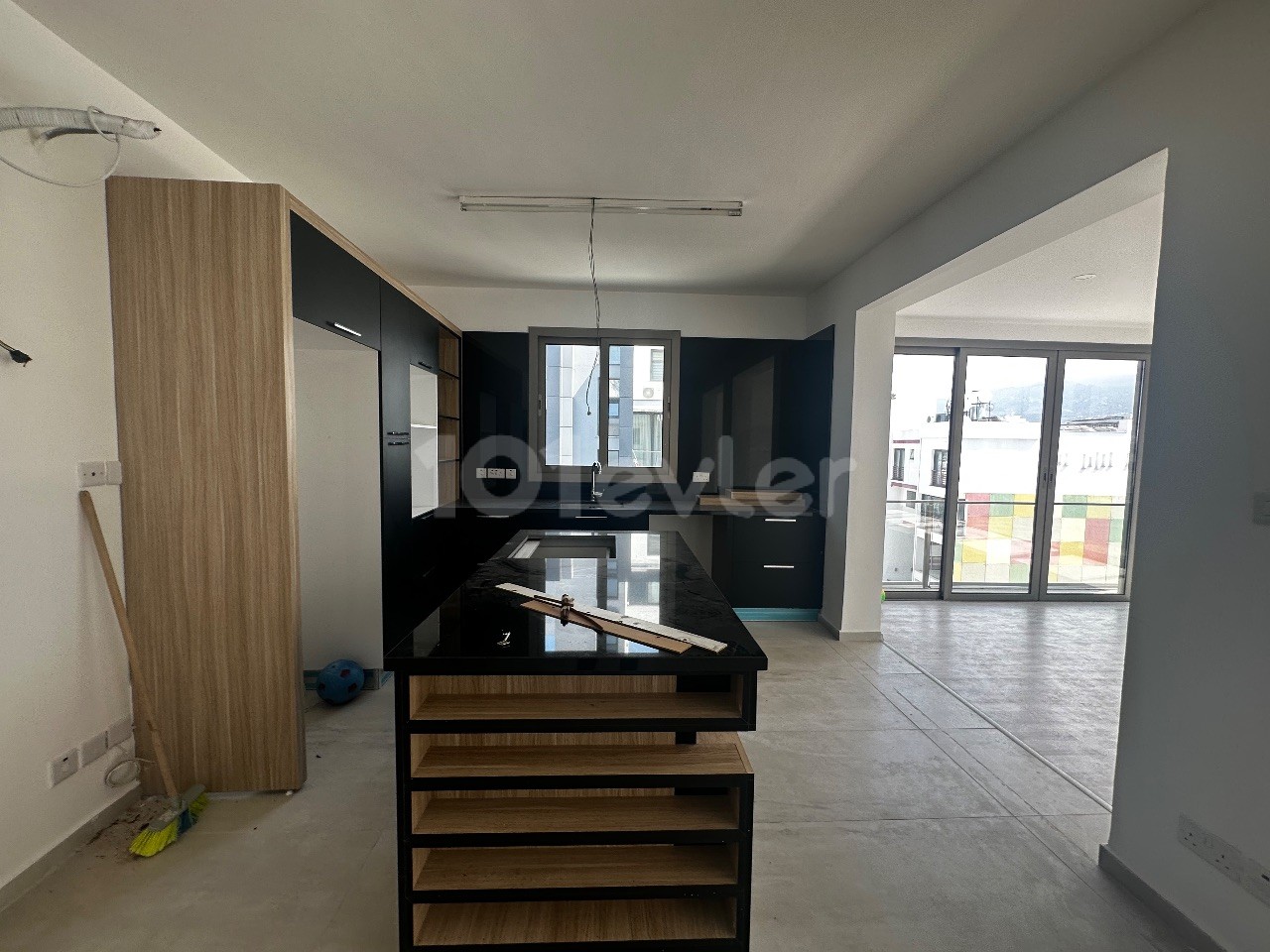 130 m2 LUXURY APARTMENT WITH WIDE ROOMS WITH MOUNTAIN AND SEA VIEWS IN CENTER OF GIRNE