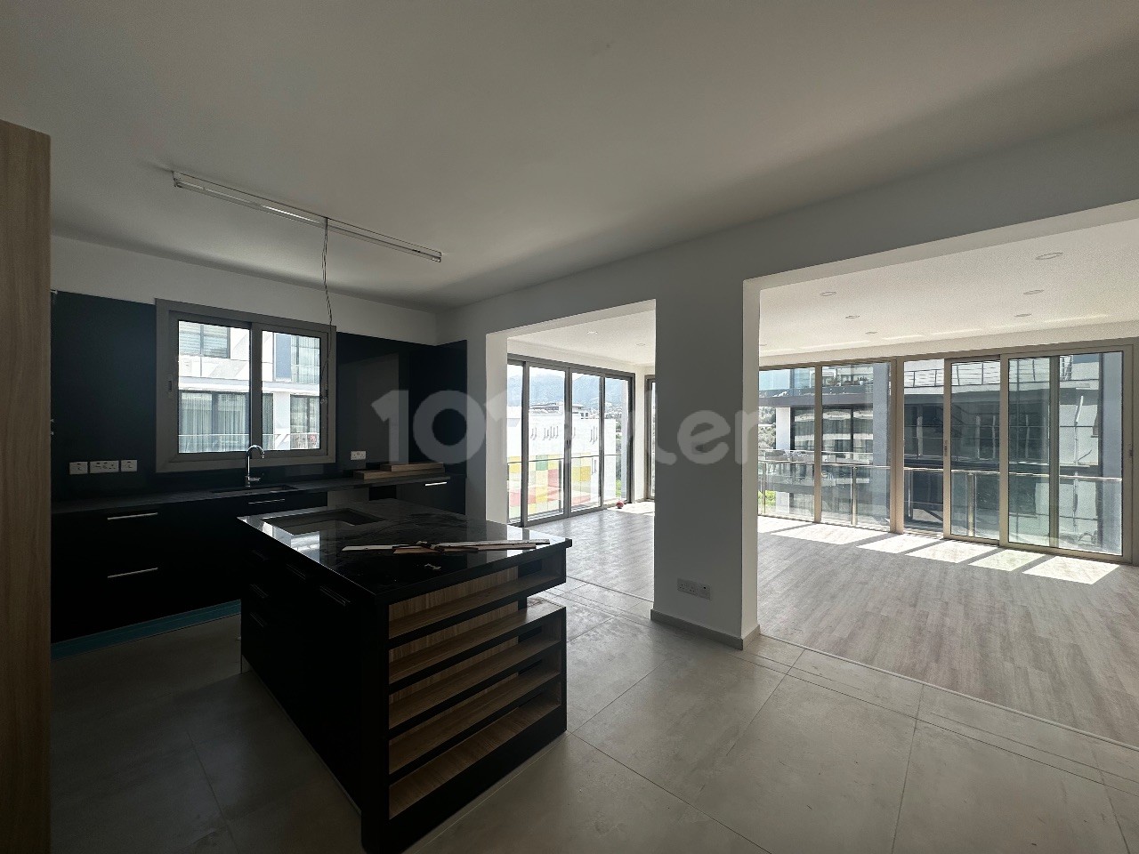 130 m2 LUXURY APARTMENT WITH WIDE ROOMS WITH MOUNTAIN AND SEA VIEWS IN CENTER OF GIRNE