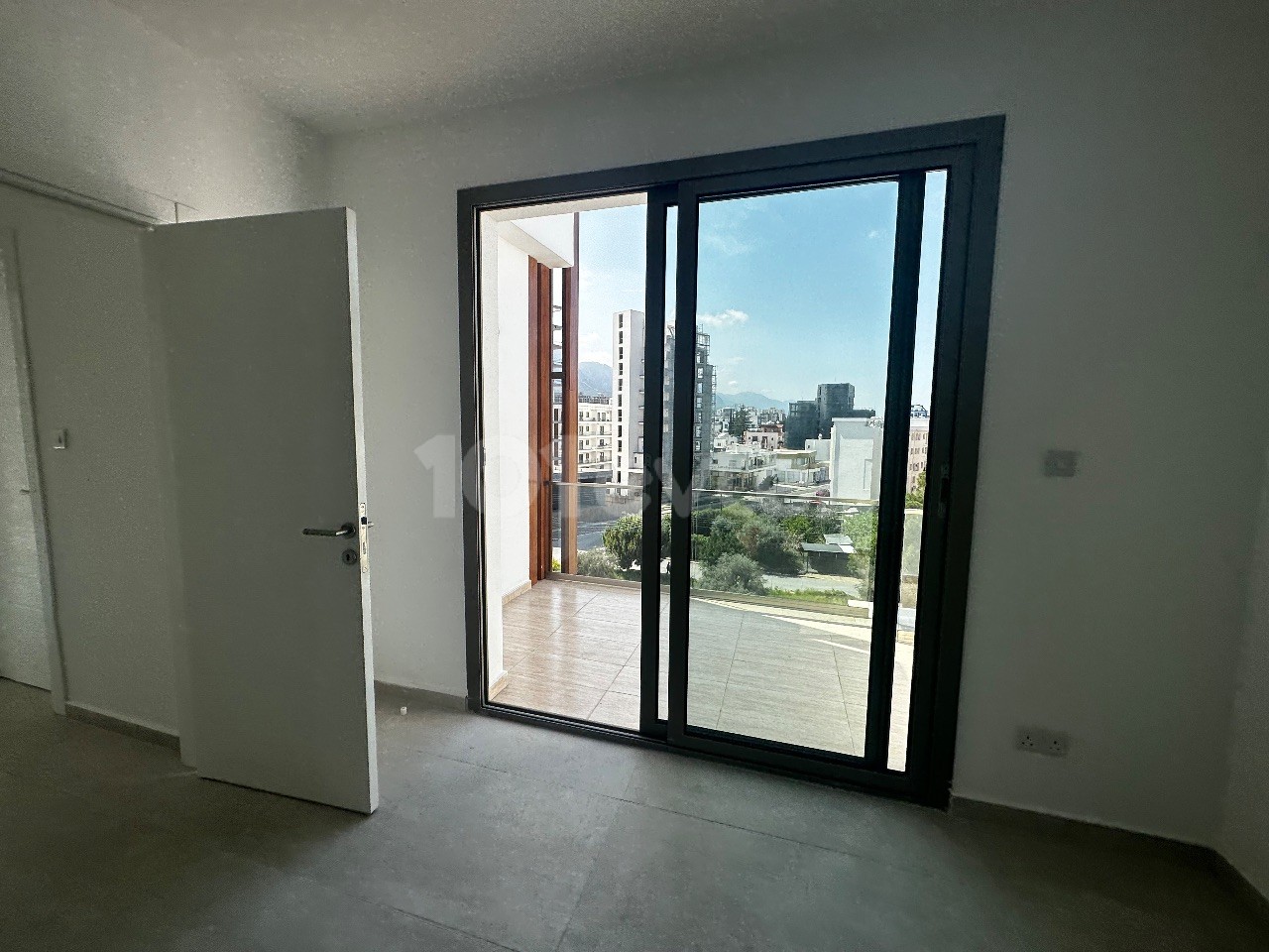 130 m2 LUXUSWOHNUNG MIT BREITEN ZIMMERN MIT BLICK AUF DEN BERG UND DAS MEER IM ZENTRUM VON GIRNE