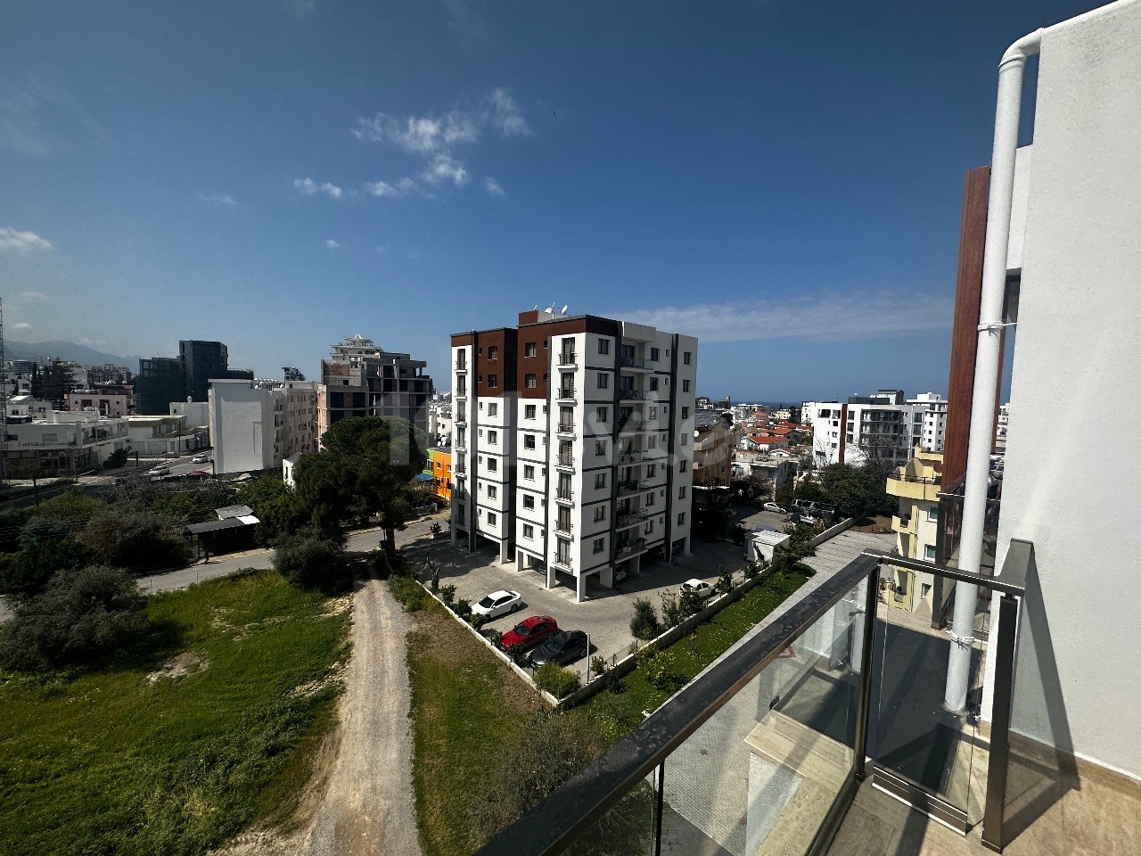 130 m2 LUXURY APARTMENT WITH WIDE ROOMS WITH MOUNTAIN AND SEA VIEWS IN CENTER OF GIRNE