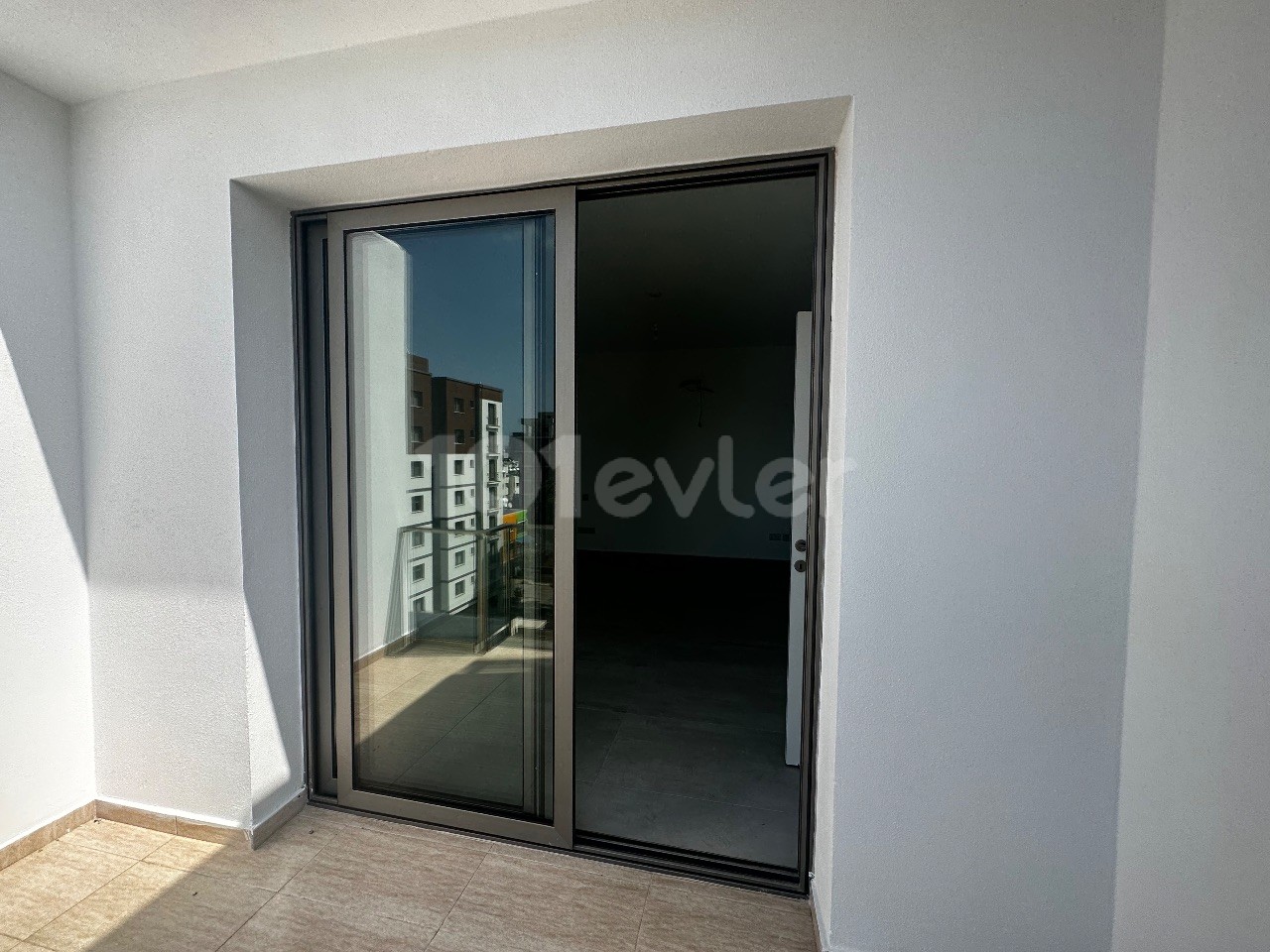 130 m2 LUXUSWOHNUNG MIT BREITEN ZIMMERN MIT BLICK AUF DEN BERG UND DAS MEER IM ZENTRUM VON GIRNE