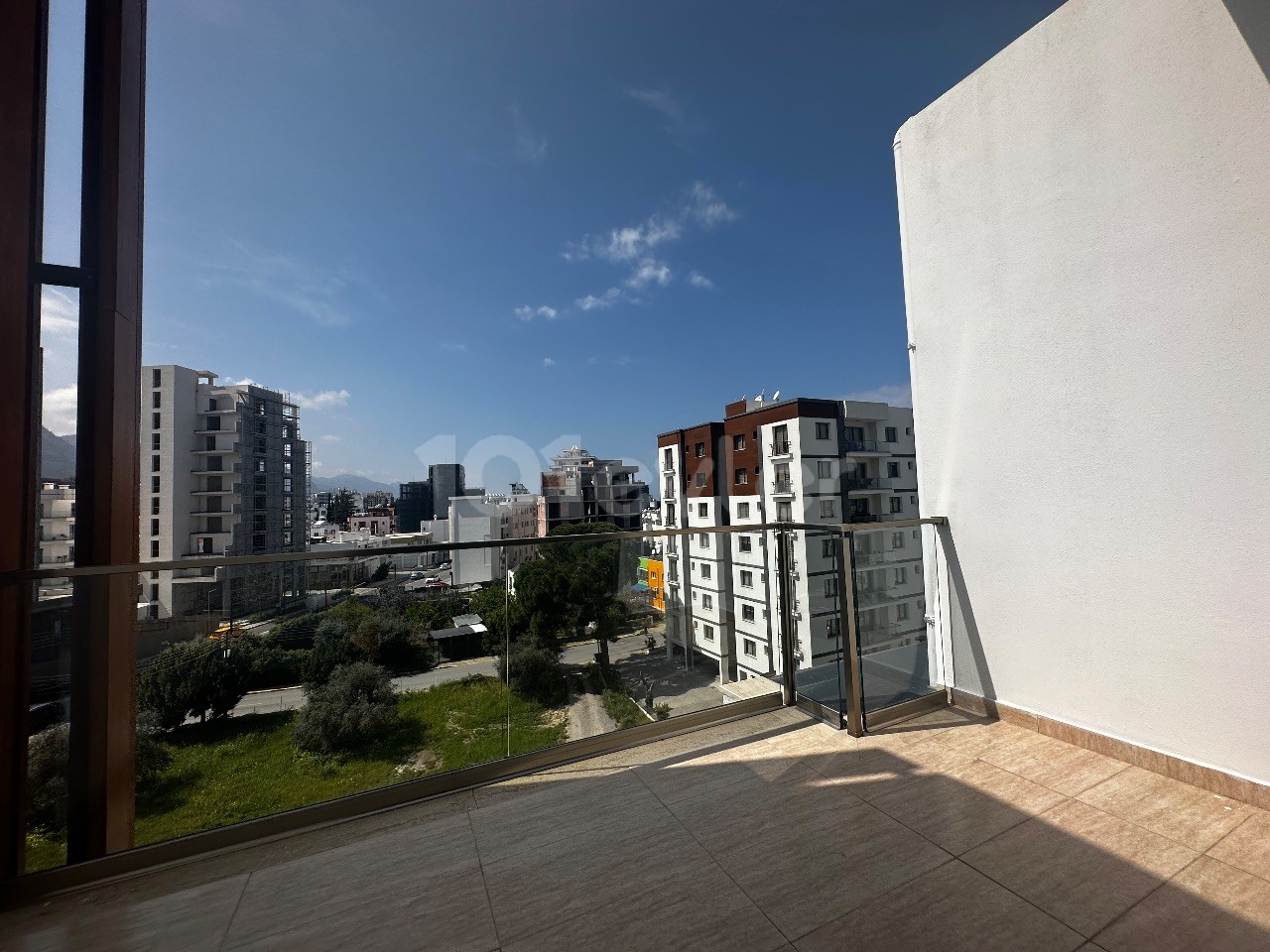 130 m2 LUXUSWOHNUNG MIT BREITEN ZIMMERN MIT BLICK AUF DEN BERG UND DAS MEER IM ZENTRUM VON GIRNE