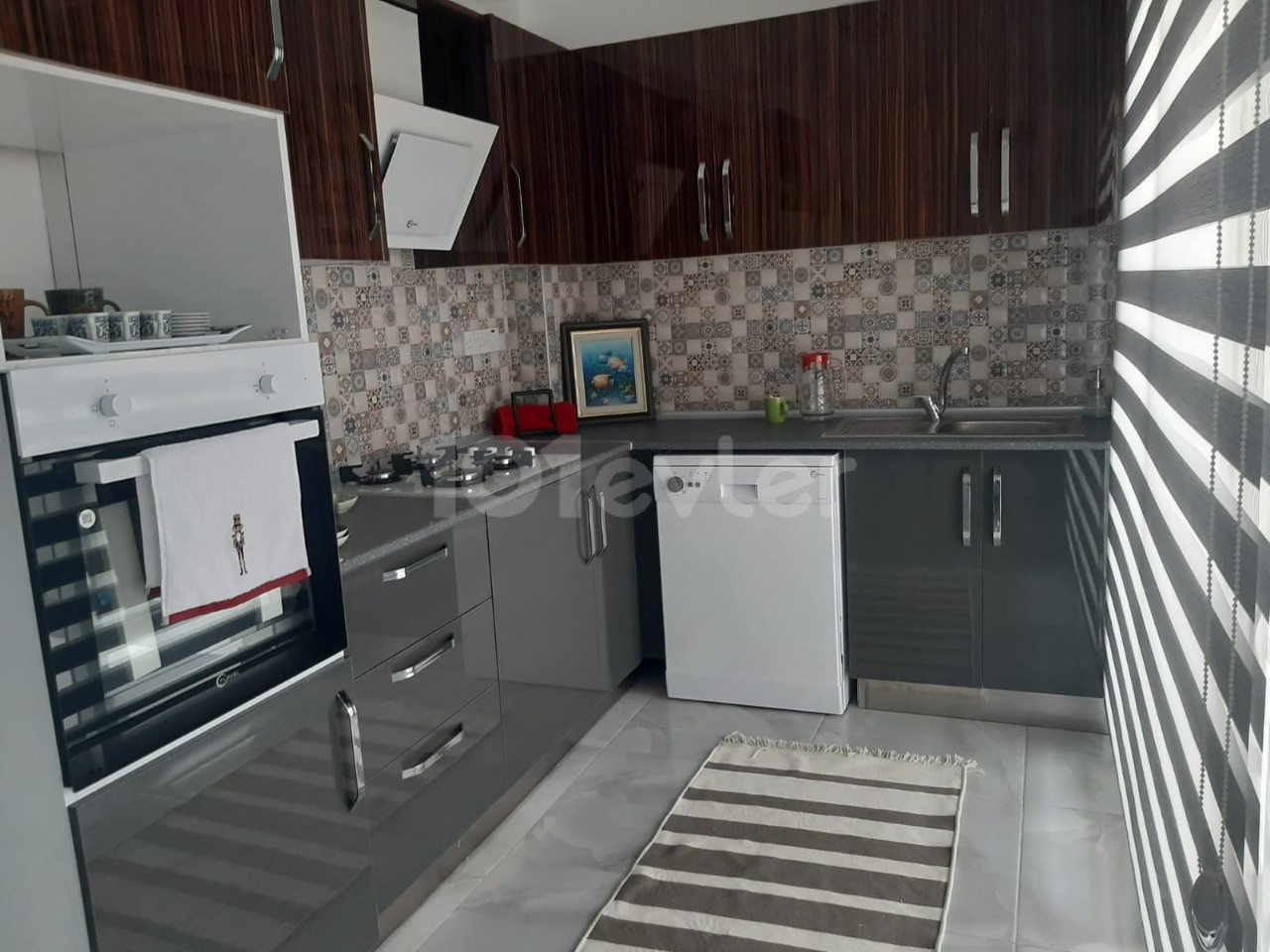 LEFKOŞA/GÖNYELİ BÖLGESİNDE DURAKLARA YAKIN NEZİH BİR KONUMDA FULL EŞYALI DAİRE