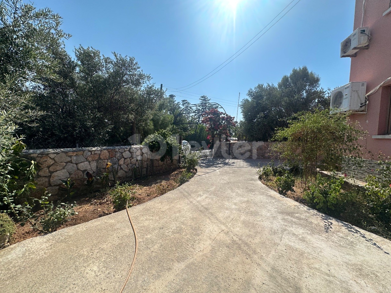 FREISTEHENDES HAUS MIT GROSSEM GARTEN IN DER REGION KYRENIA/DİKMEN