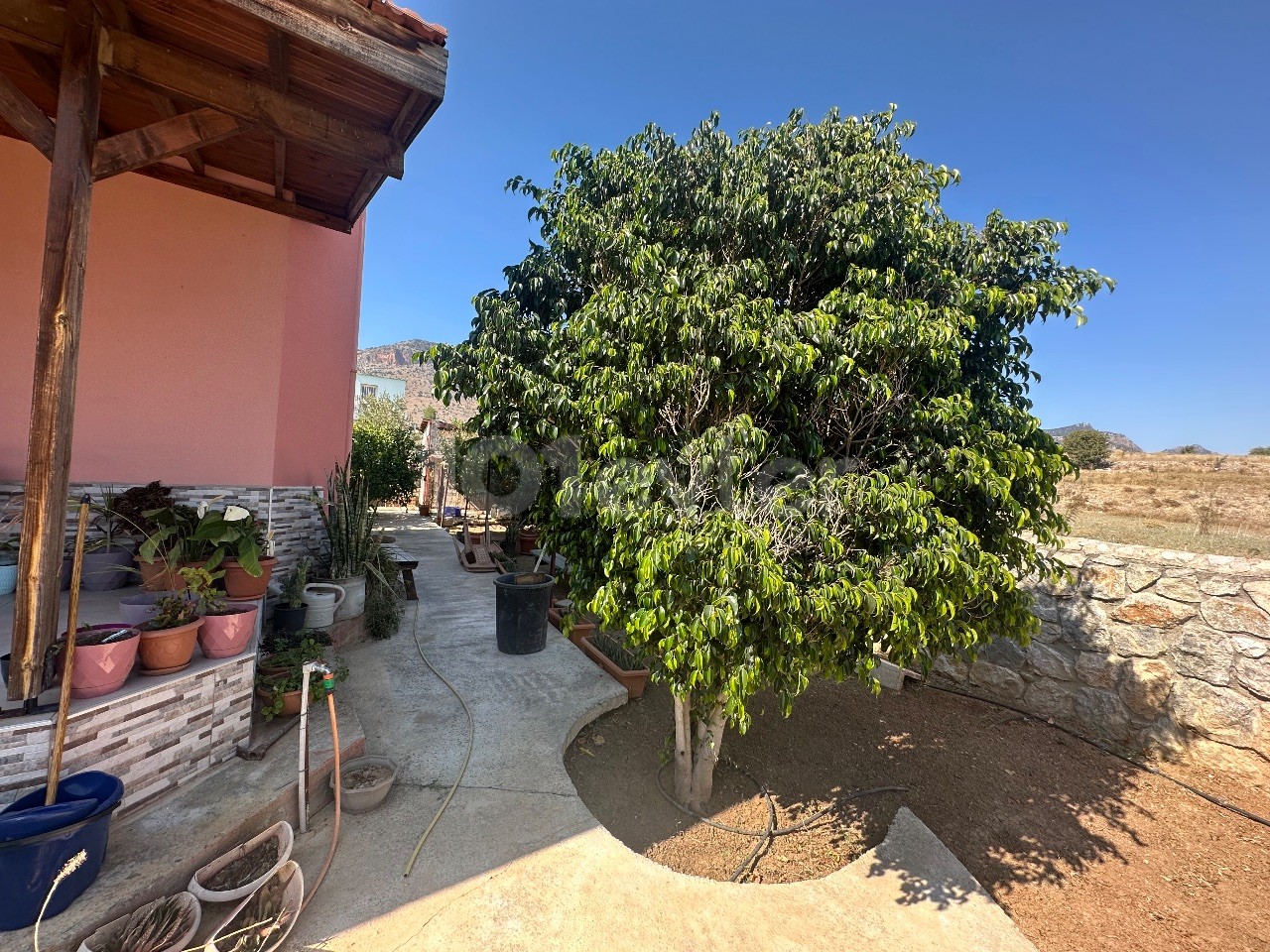 FREISTEHENDES HAUS MIT GROSSEM GARTEN IN DER REGION KYRENIA/DİKMEN