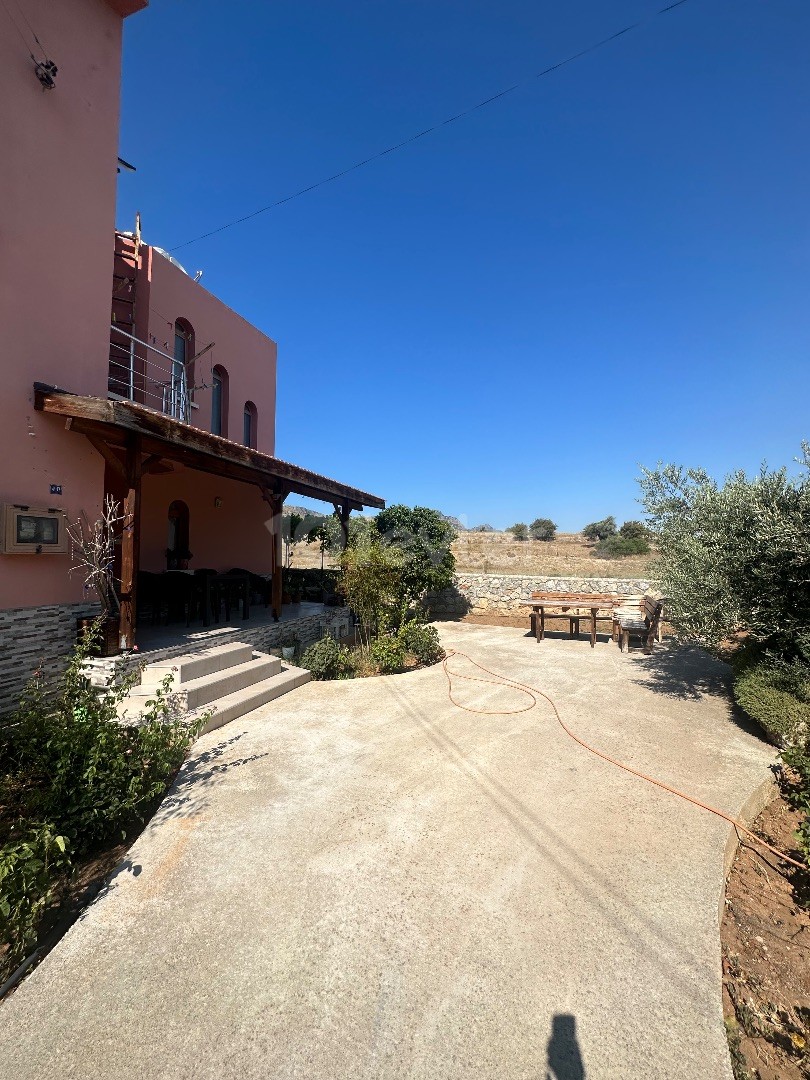 FREISTEHENDES HAUS MIT GROSSEM GARTEN IN DER REGION KYRENIA/DİKMEN