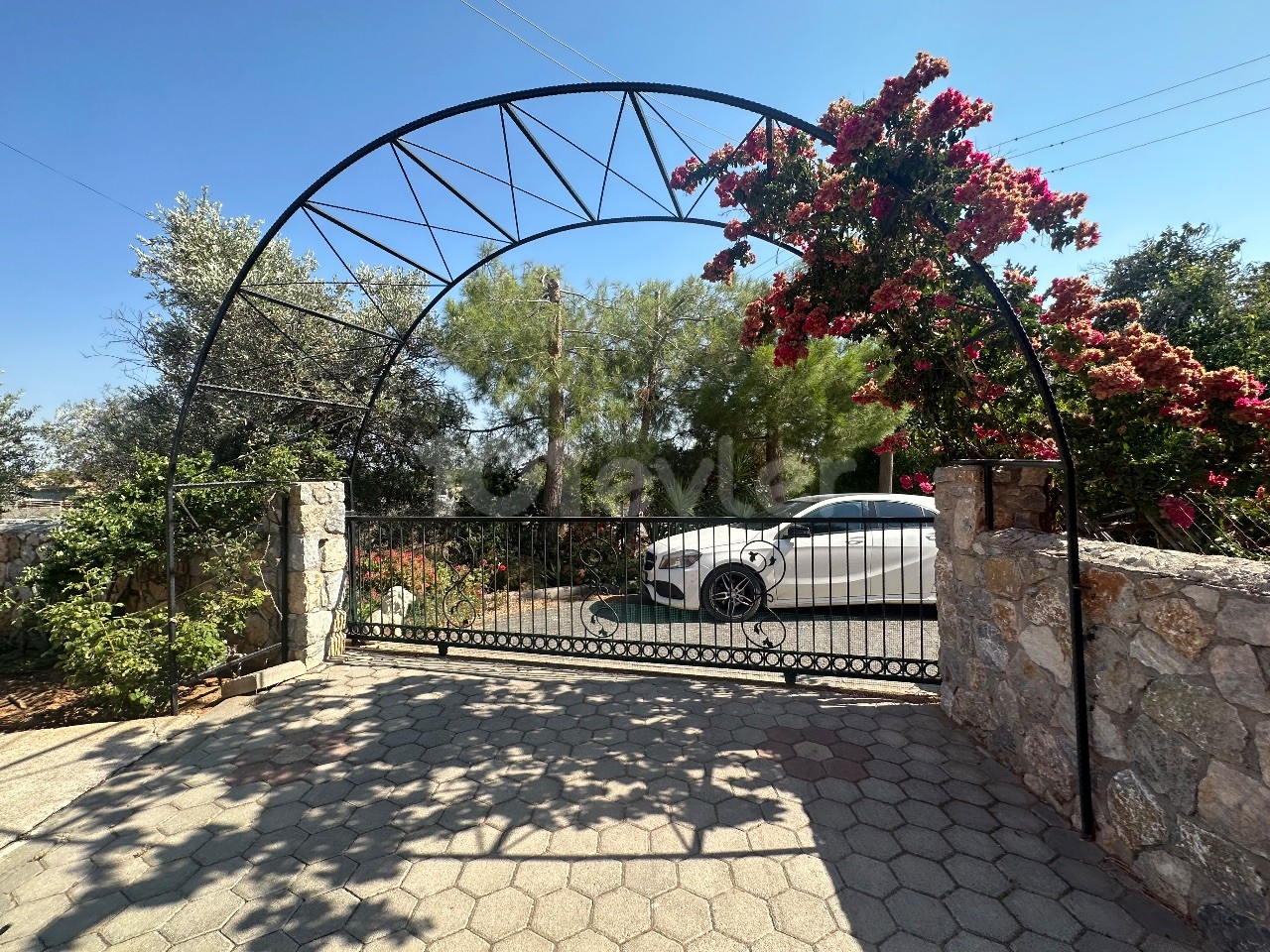 FREISTEHENDES HAUS MIT GROSSEM GARTEN IN DER REGION KYRENIA/DİKMEN