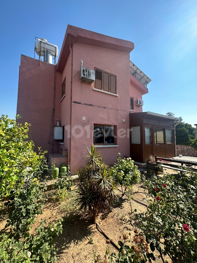 FREISTEHENDES HAUS MIT GROSSEM GARTEN IN DER REGION KYRENIA/DİKMEN