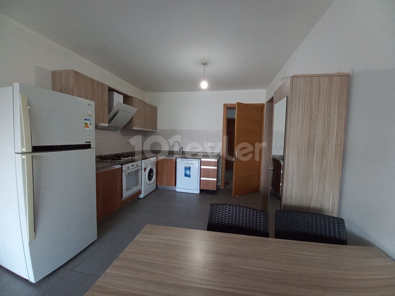 Girne merkezde full eşyalı kiralık 2+1 daire