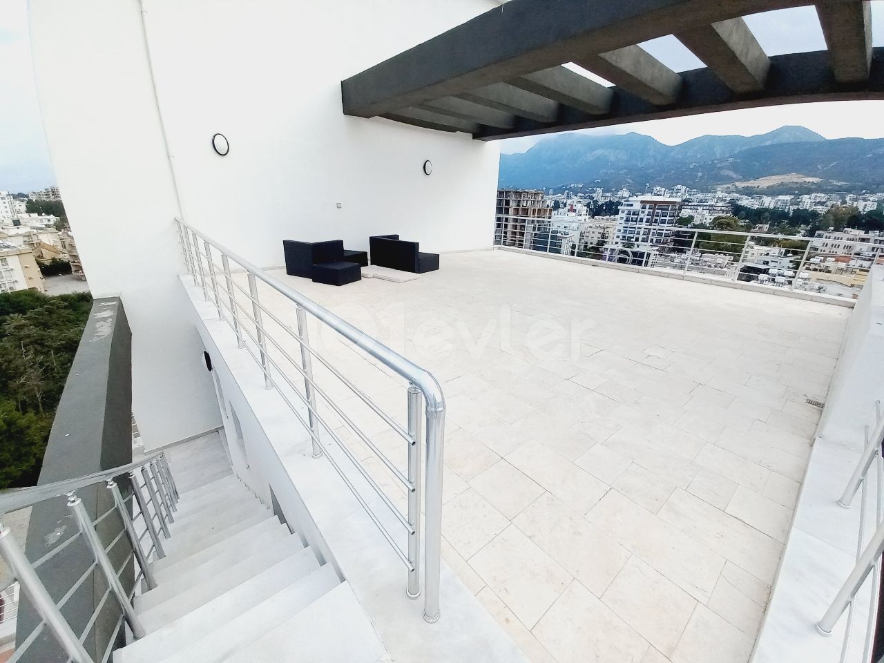 Girne merkezde dağ deniz manzaralı lüx 3+1 penthouse