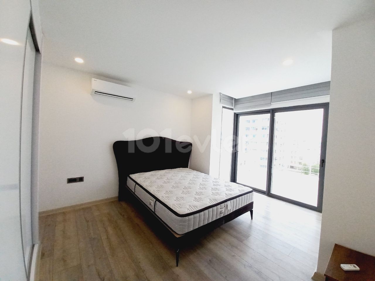 Girne merkezde dağ deniz manzaralı lüx 3+1 penthouse