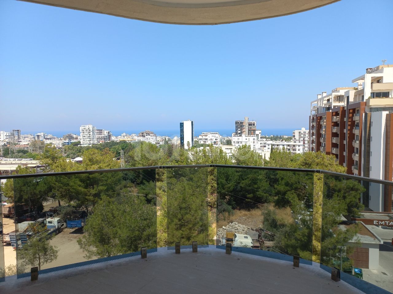 Luxuriös eingerichtetes 3+1-Penthouse mit privatem Pool im Zentrum von Kyrenia