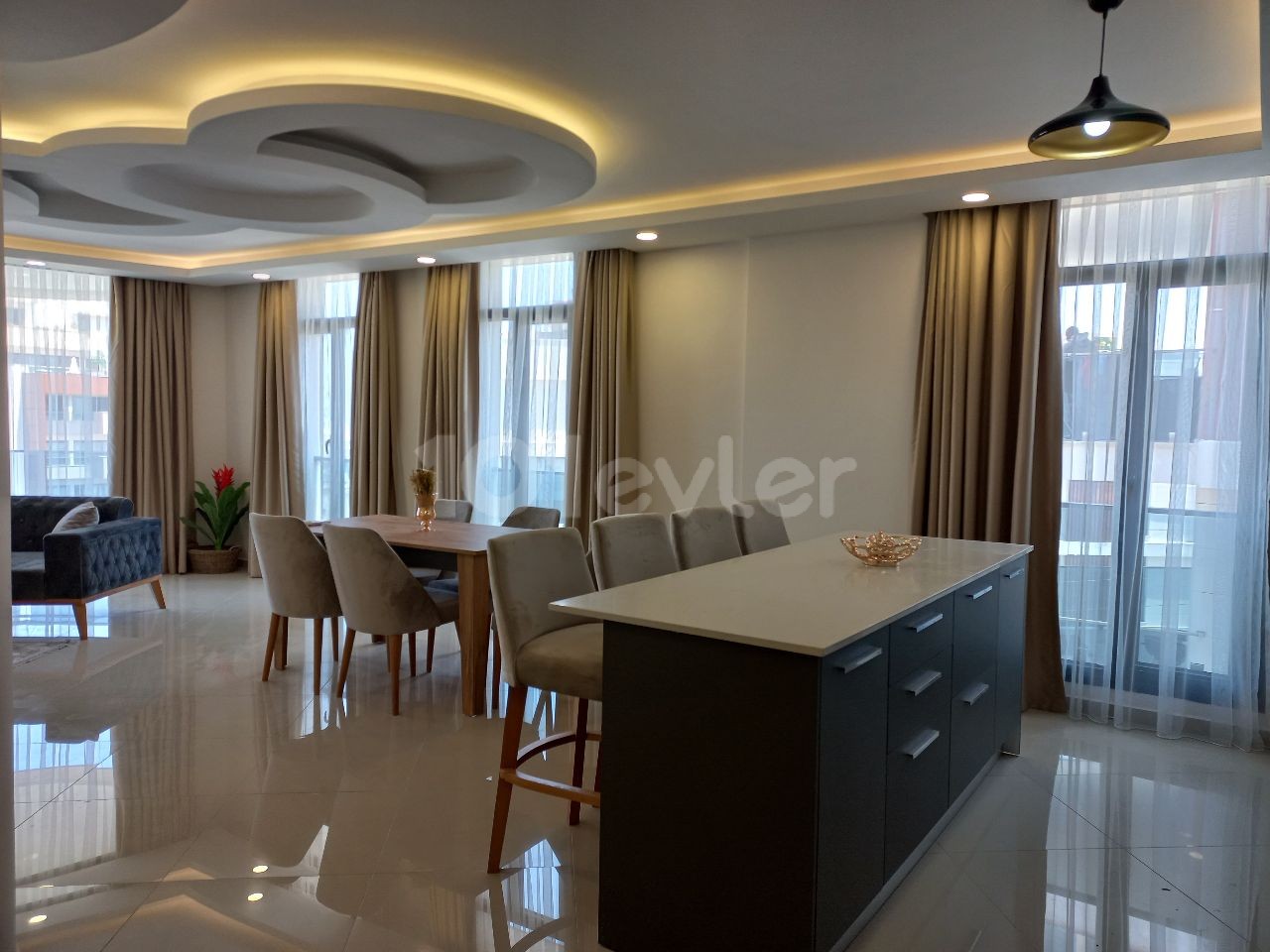 Luxuriös eingerichtetes 3+1-Penthouse mit privatem Pool im Zentrum von Kyrenia