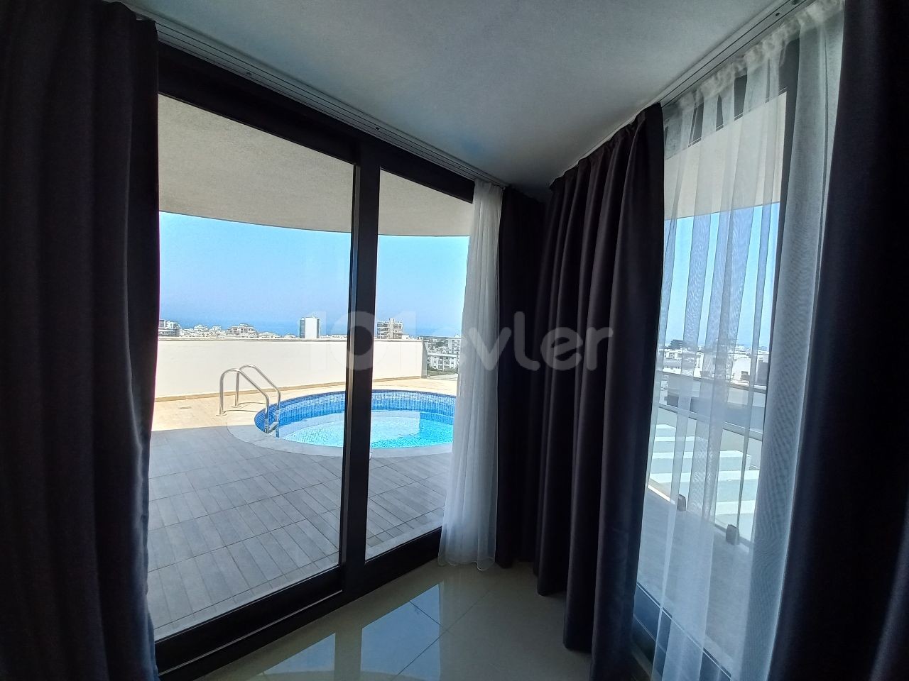 Luxuriös eingerichtetes 3+1-Penthouse mit privatem Pool im Zentrum von Kyrenia