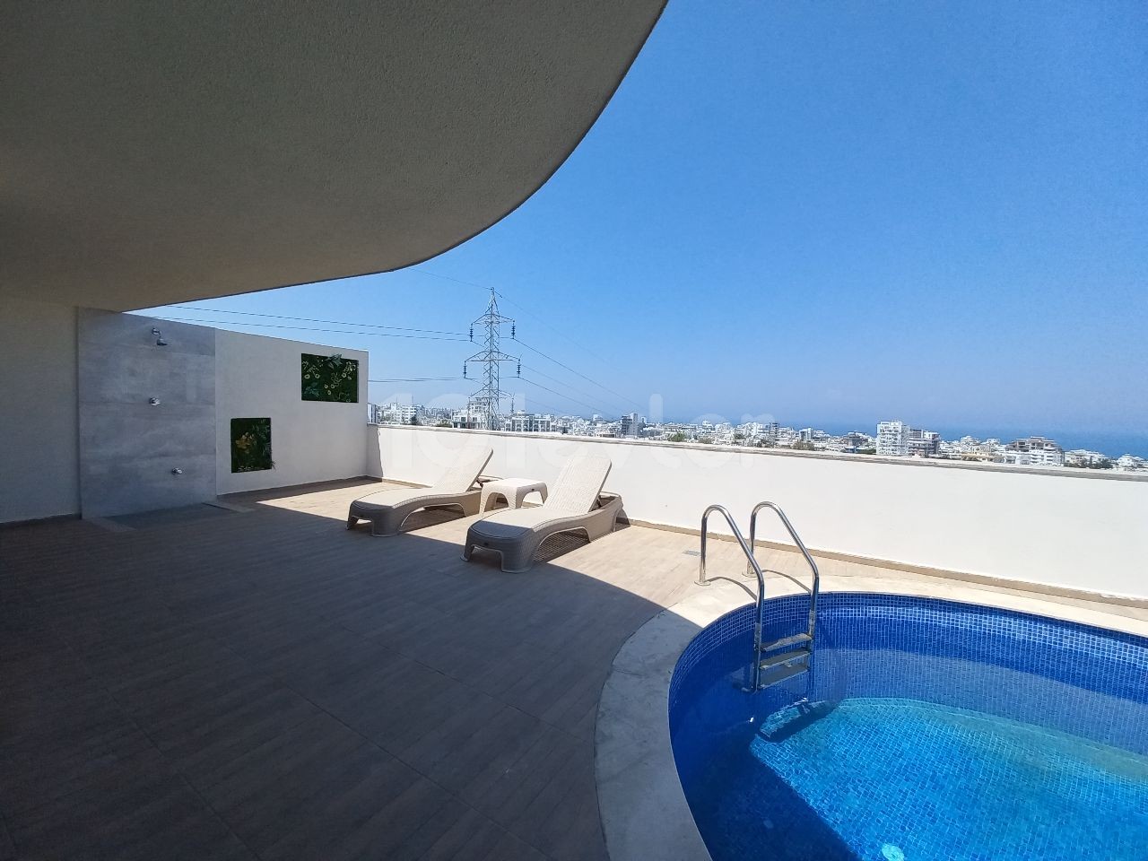 Luxuriös eingerichtetes 3+1-Penthouse mit privatem Pool im Zentrum von Kyrenia