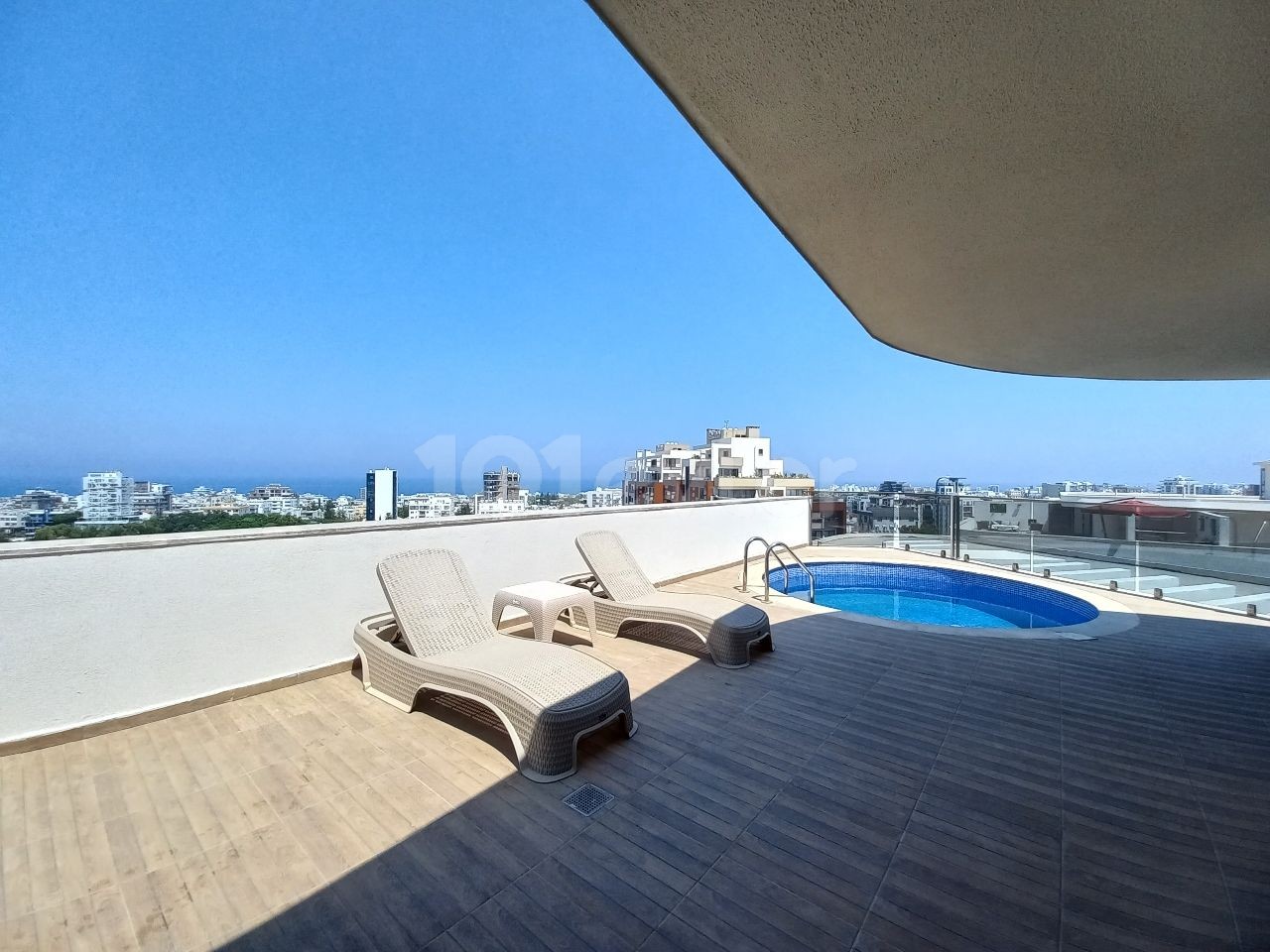 Luxuriös eingerichtetes 3+1-Penthouse mit privatem Pool im Zentrum von Kyrenia