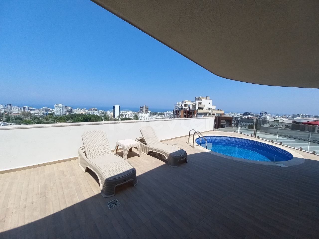 Luxuriös eingerichtetes 3+1-Penthouse mit privatem Pool im Zentrum von Kyrenia