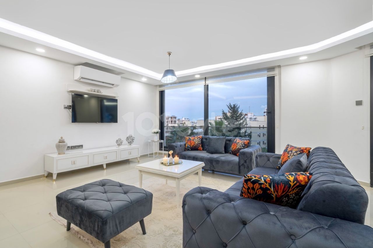 Luxuriös möblierte 2+1-Wohnung im Zentrum von Kyrenia